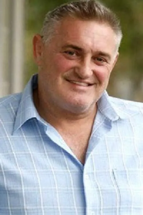 Norbert Növényi interpretando a Charlie, a büfés