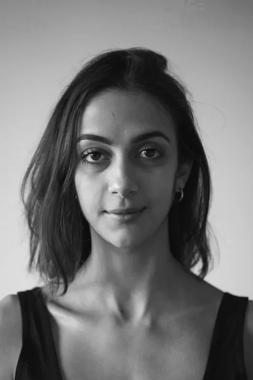 Nour Belkhiria interpretando a Naëlle