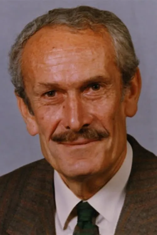 Nuri Ergün interpretando a