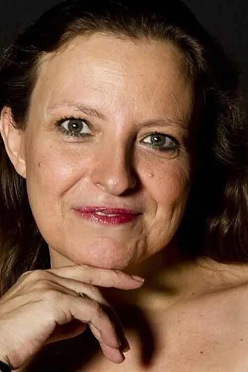 Nuria Gallardo — personaje: Elodia