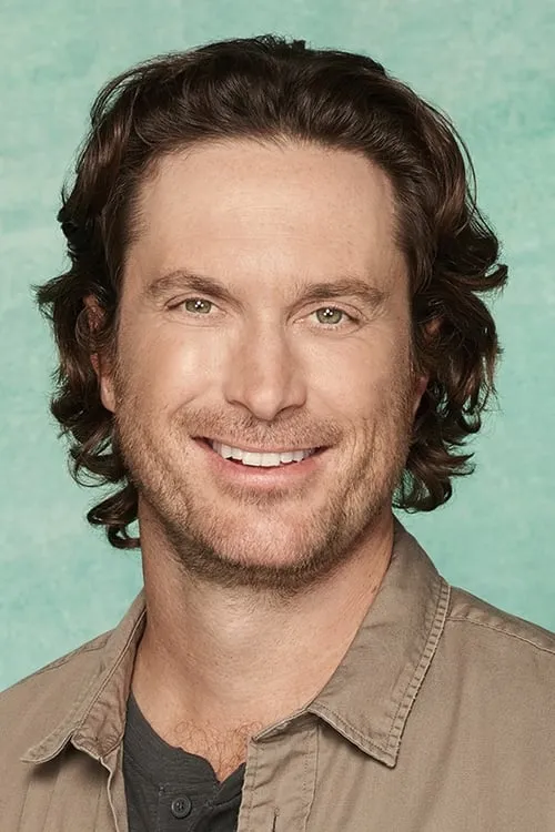 Oliver Hudson interpretando a John
