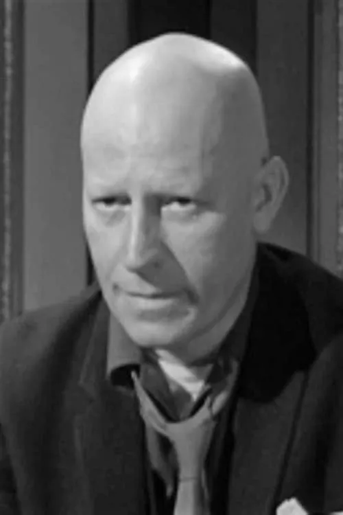 Oliver MacGreevy interpretando a Housemartin