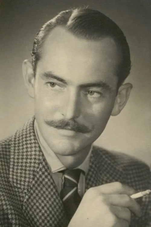 Oliver Wakefield interpretando a Roger