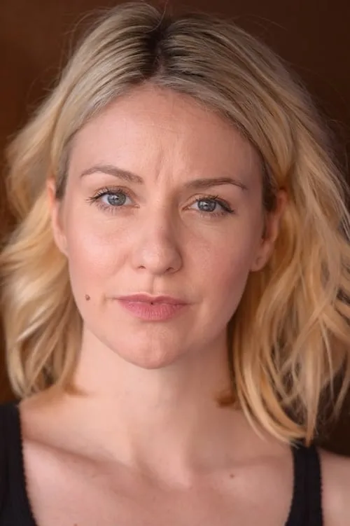 Olivia Solomons interpretando a Sarah Fairmont