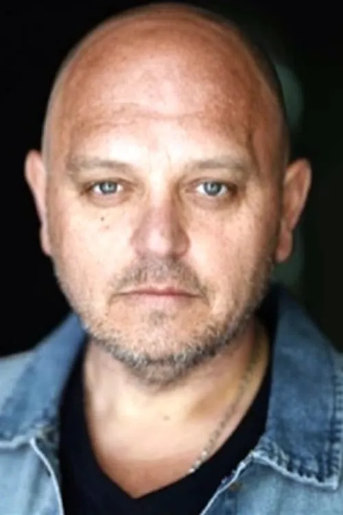 Olivier Brocheriou interpretando a Toine