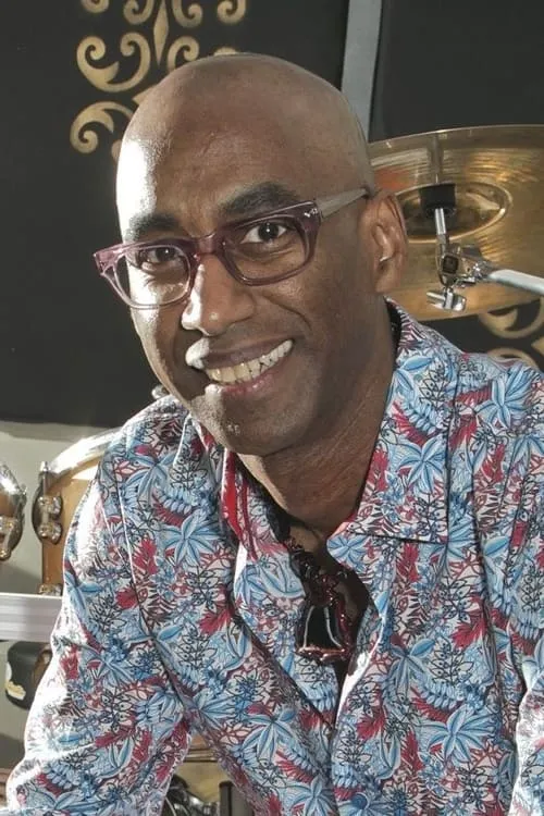 Omar Hakim interpretando a Drums