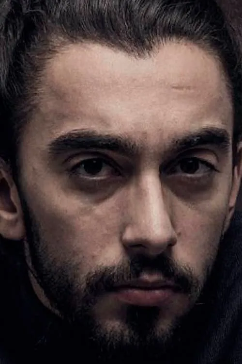 Omar Muñoz interpretando a Luis (10 Years Old)