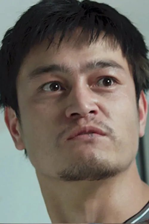 Omurbek Nurdinov interpretando a Man with Binoculars