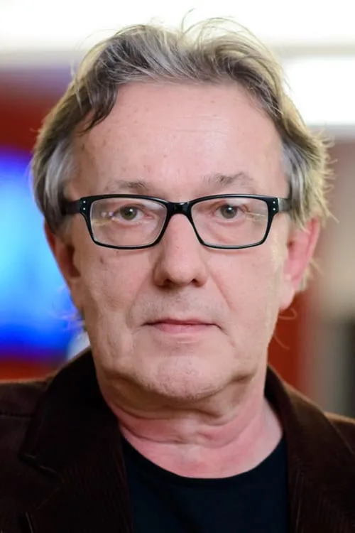 Ondřej Konrád interpretando a televizní reportér