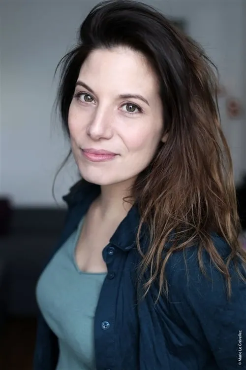 Onna Clairin interpretando a La journaliste