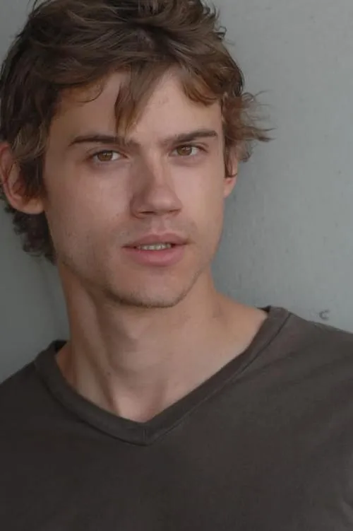 Owen Beckman interpretando a Terence