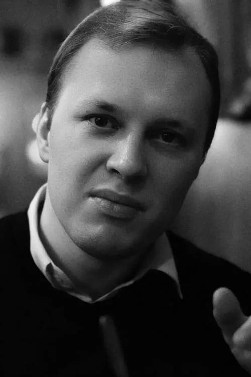 Ozcar Burfitt interpretando a A