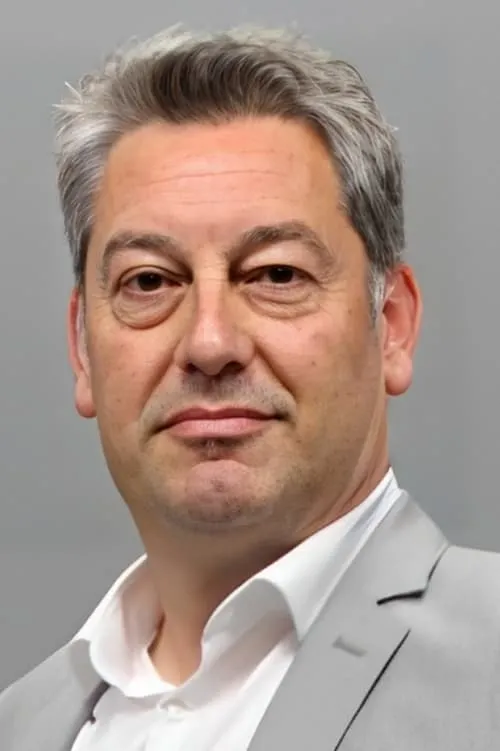 Özhan Carda interpretando a