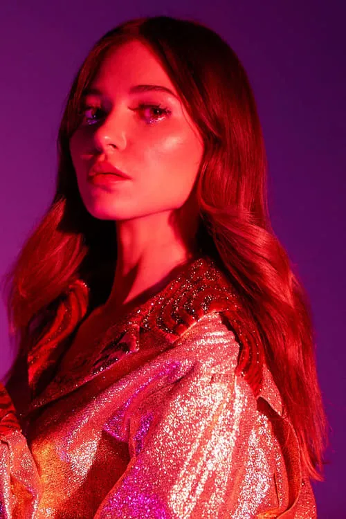 Paige Elkington interpretando a Anna