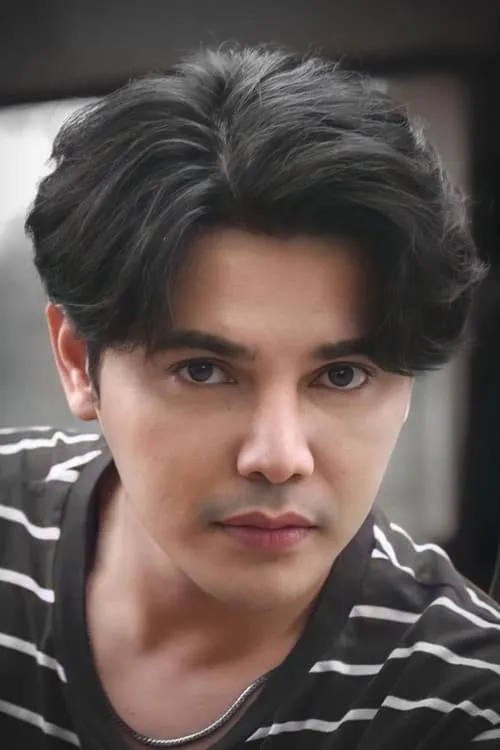 Paisan Khunnoo interpretando a 