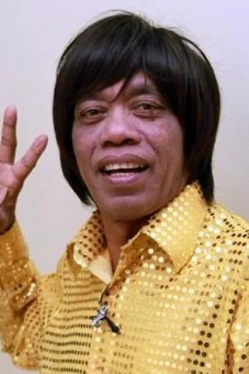 Pak Tarno interpretando a Pak Tarno