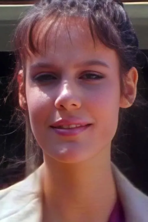 Pamela Gilbert interpretando a Elaine Talbot