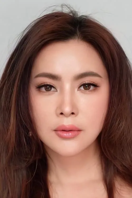 Panadda Wongphudee interpretando a