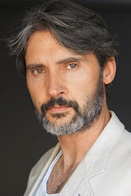 Paolo Mazzini interpretando a Leland