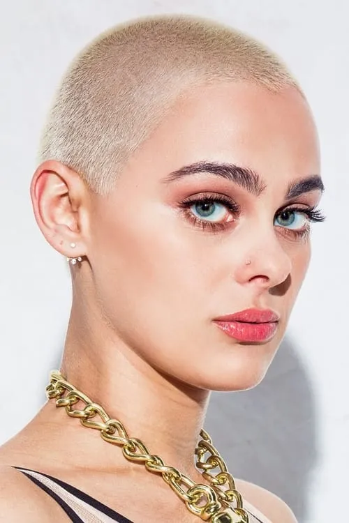 Paris Amour interpretando a