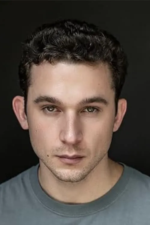 Parker Padgett interpretando a Tommy