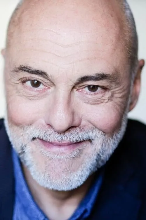 Pascal Germain interpretando a (Voice)