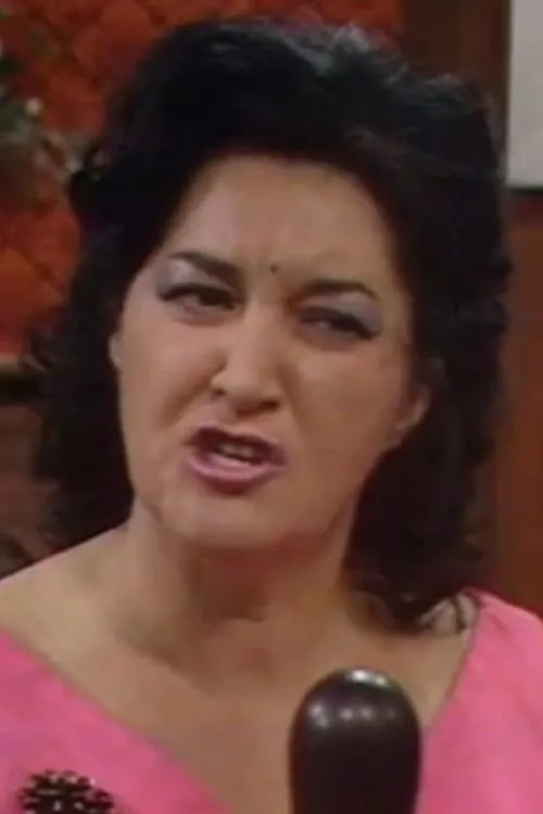 Pat Wallis interpretando a Nora