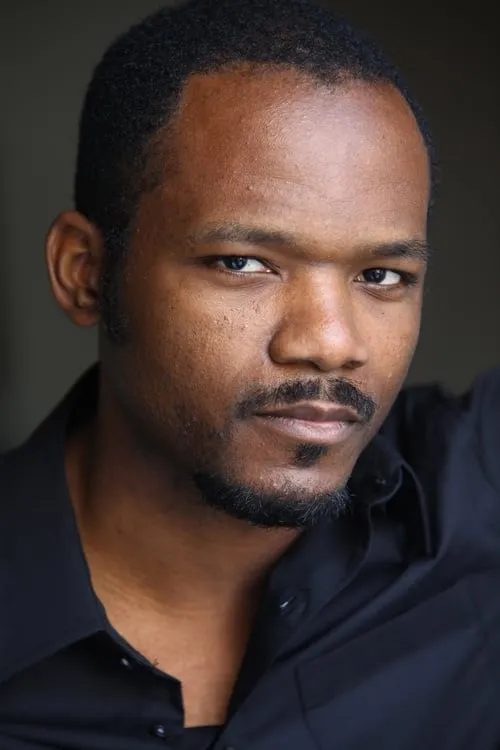 Patrick A. Grover interpretando a Momo