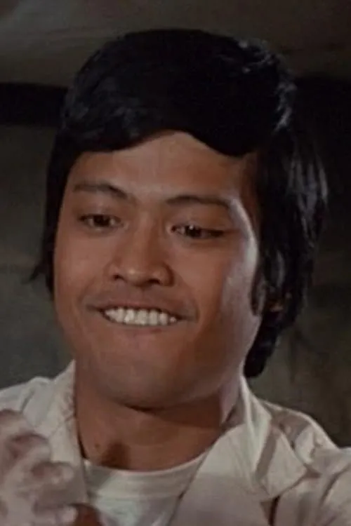 Patrick Adiarte interpretando a Self