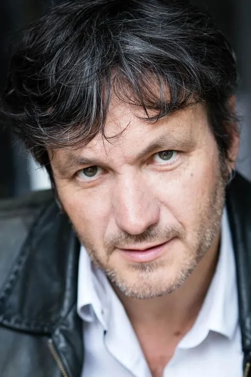 Patrick Azam interpretando a Tony