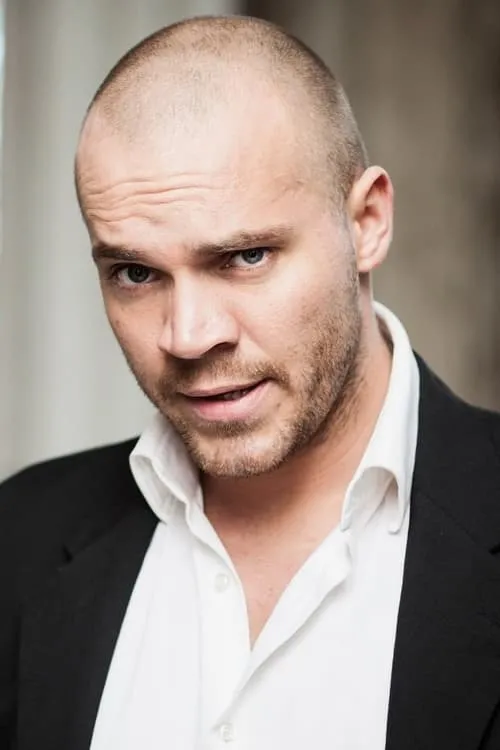 Patrick Heinrich interpretando a Max