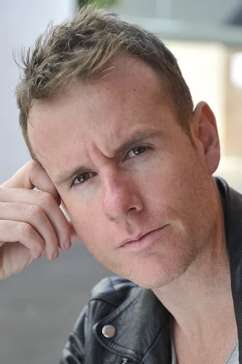 Patrick James interpretando a Steve Walsh