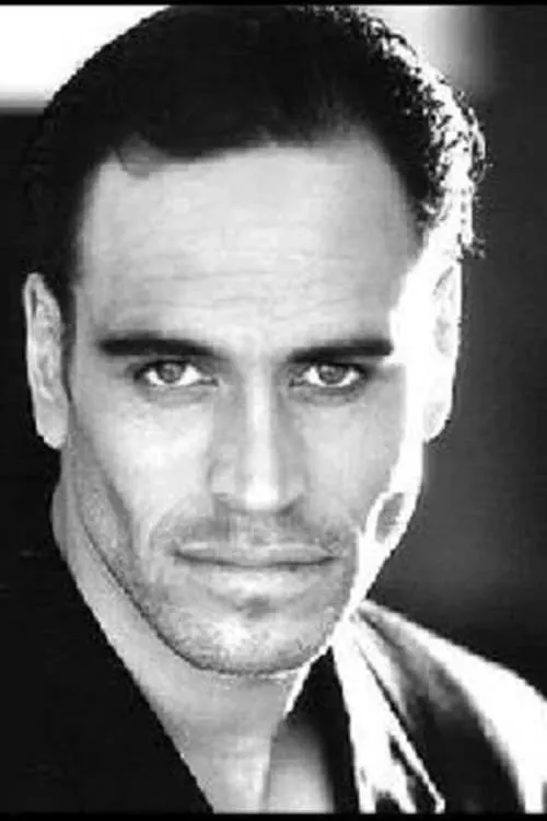 Patrick Kake interpretando a Hammer