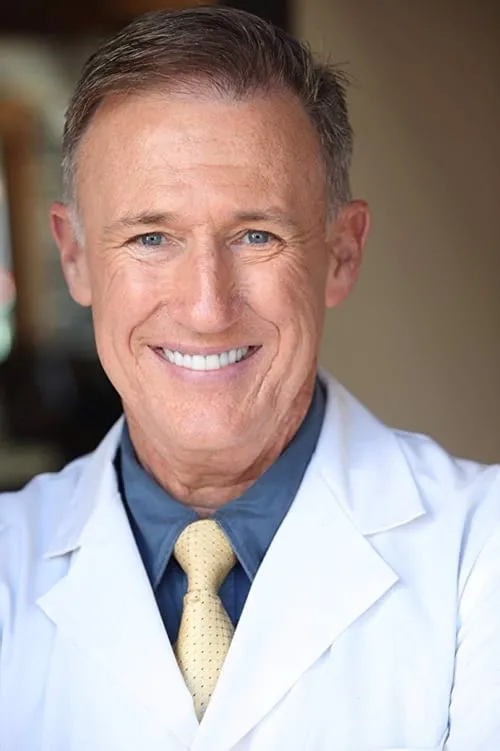 Patrick M.J. Finerty interpretando a Gregory Roll