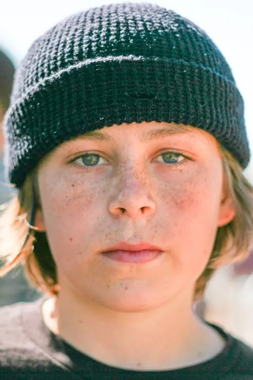 Patrick O'Mara interpretando a