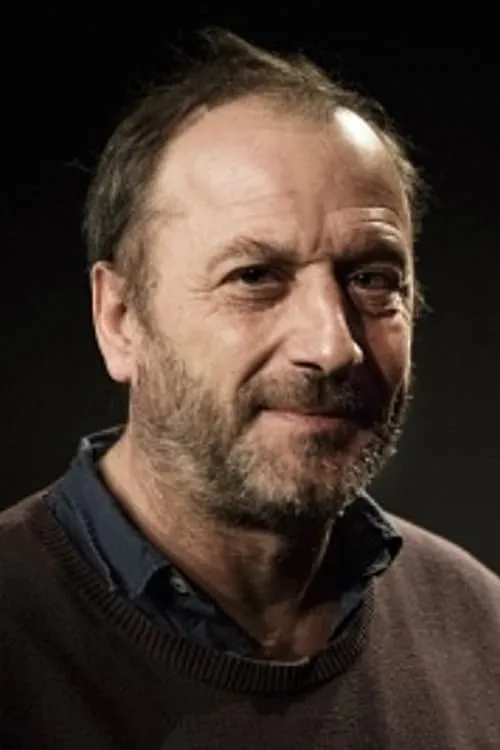 Patrick Pineau interpretando a Amigo