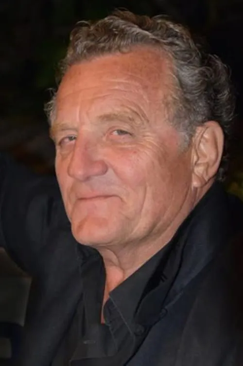 Patrick Rocca interpretando a André