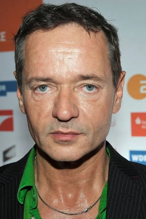 Robert Steele ha trabajado con Paul Abbott en 1 ocasiones