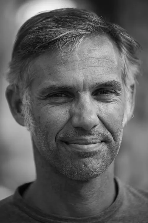 Paul Belmondo interpretando a Julien