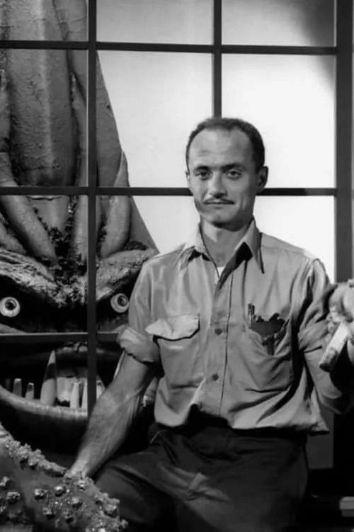 Paul Blaisdell interpretando a The Monster (archive footage)