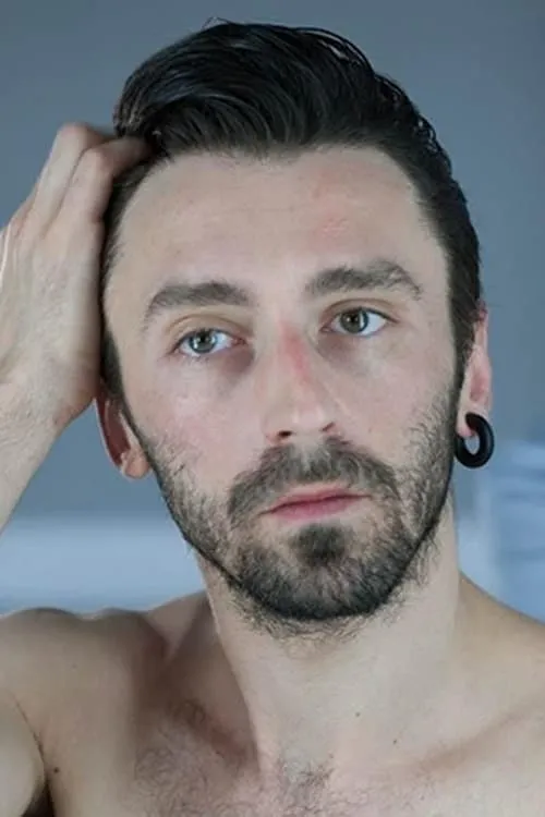 Paul Dunca interpretando a 