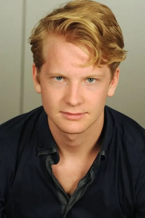 Paul Falk interpretando a Martin