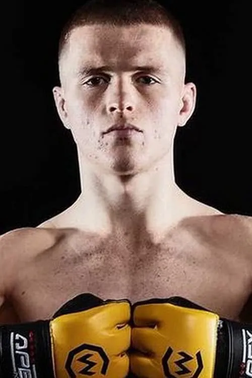 Paul Hughes interpretando a 