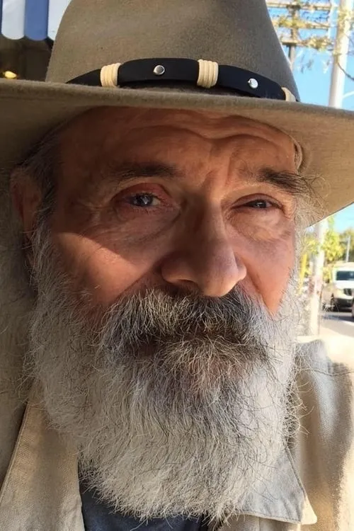 Paul Kelman interpretando a Gary