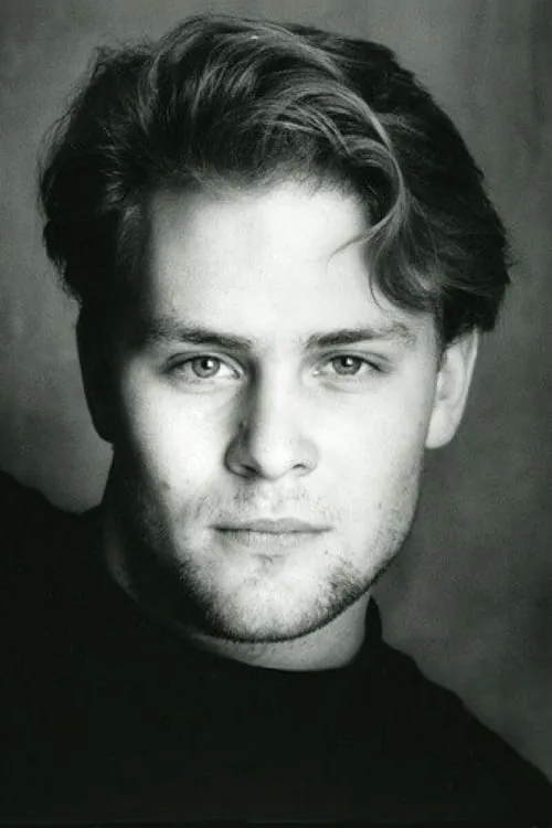 Paul Kersey interpretando a Scott Cody