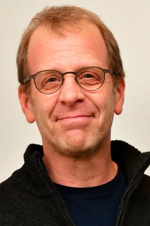 Paul Lieberstein interpretando a Self