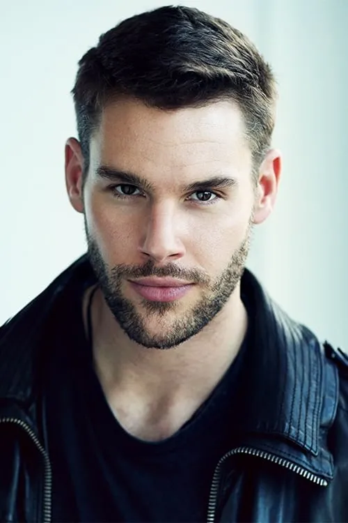 Paul Luebke interpretando a Michael