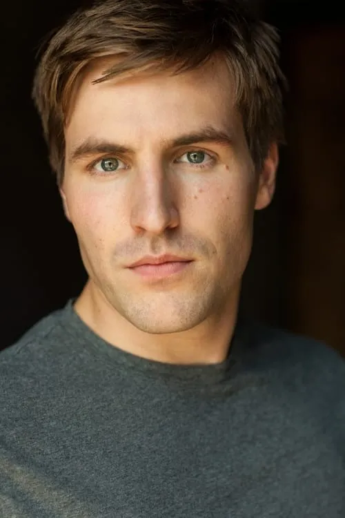 Paul Michael Draper interpretando a Top Job Clerk (as Paul Draper)