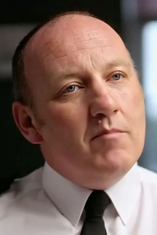 Paul Mills interpretando a Self