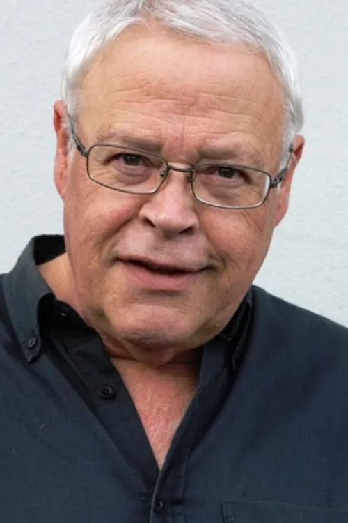 Paul Minifie interpretando a Kevin